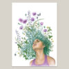 Frau mit Blütenhaar im Frühling